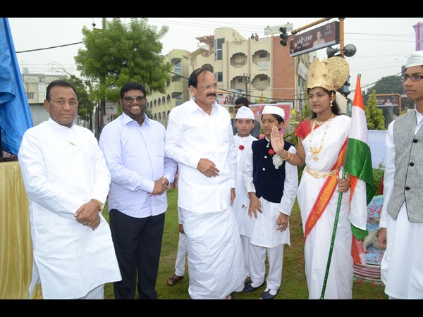 నెల్లూరును సింహపురిగా మారుస్తాం: వెంకయ్య 