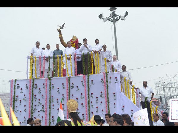 నెల్లూరును సింహపురిగా మారుస్తాం: వెంకయ్య 