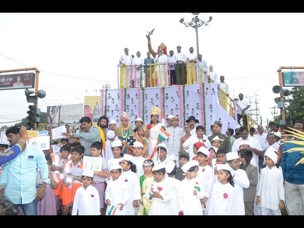 నెల్లూరును సింహపురిగా మారుస్తాం: వెంకయ్య 