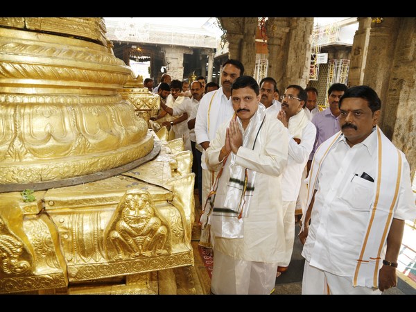 శ్రీవారి సేవలో మంత్రి సుజనాచౌదరి