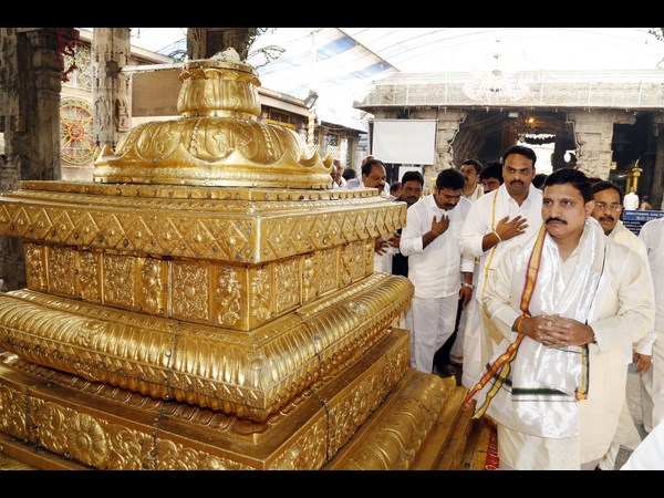  శ్రీవారి సేవలో మంత్రి సుజనాచౌదరి