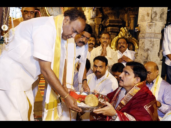  శ్రీవారి సేవలో మంత్రి సుజనాచౌదరి