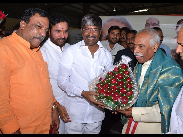  ఓపెన్ టాప్ జీబులో కేంద్ర మంత్రి దత్తన్న