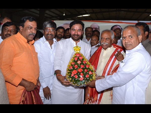 ఓపెన్ టాప్ జీబులో కేంద్ర మంత్రి దత్తన్న