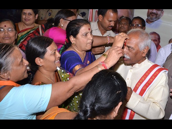 ఓపెన్ టాప్ జీబులో కేంద్ర మంత్రి దత్తన్న
