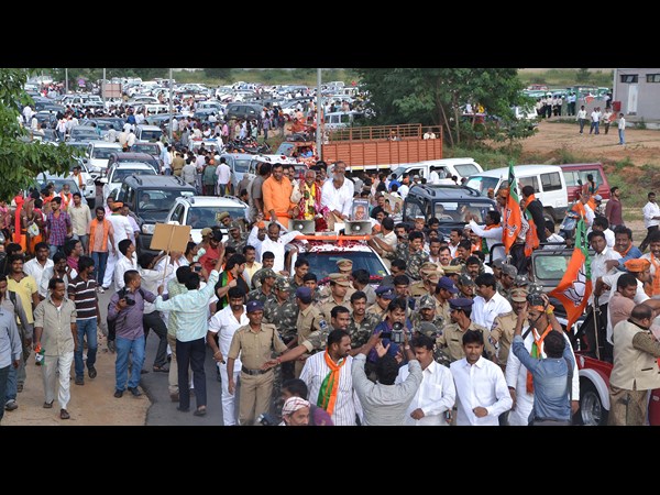 ఓపెన్ టాప్ జీబులో కేంద్ర మంత్రి దత్తన్న