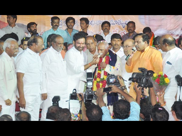 ఓపెన్ టాప్ జీబులో కేంద్ర మంత్రి దత్తన్న