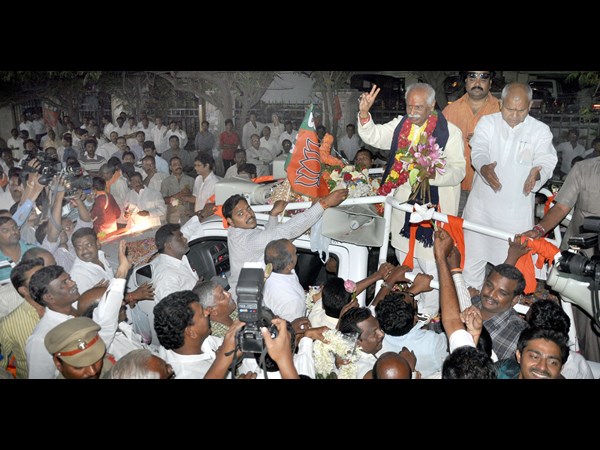 ఓపెన్ టాప్ జీబులో కేంద్ర మంత్రి దత్తన్న
