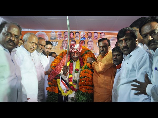 ఓపెన్ టాప్ జీబులో కేంద్ర మంత్రి దత్తన్న