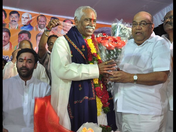  ఓపెన్ టాప్ జీబులో కేంద్ర మంత్రి దత్తన్న