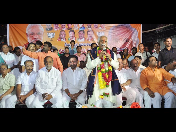 ఓపెన్ టాప్ జీబులో కేంద్ర మంత్రి దత్తన్న