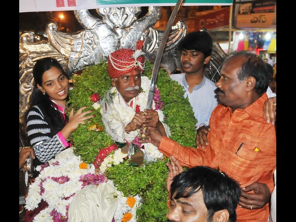 ఓపెన్ టాప్ జీబులో కేంద్ర మంత్రి దత్తన్న