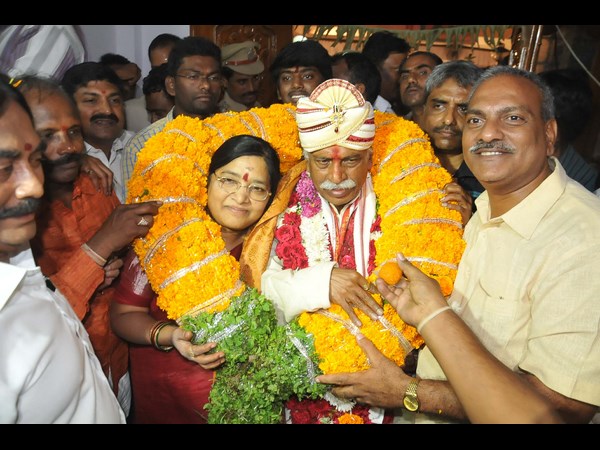 ఓపెన్ టాప్ జీబులో కేంద్ర మంత్రి దత్తన్న