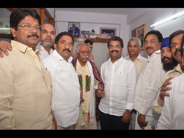 ఓపెన్ టాప్ జీబులో కేంద్ర మంత్రి దత్తన్న