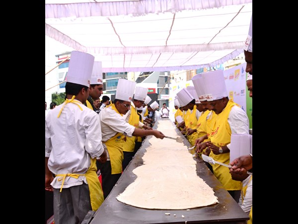 60 అడుగుల దోసె.. నటి రెజీనా సందడి 