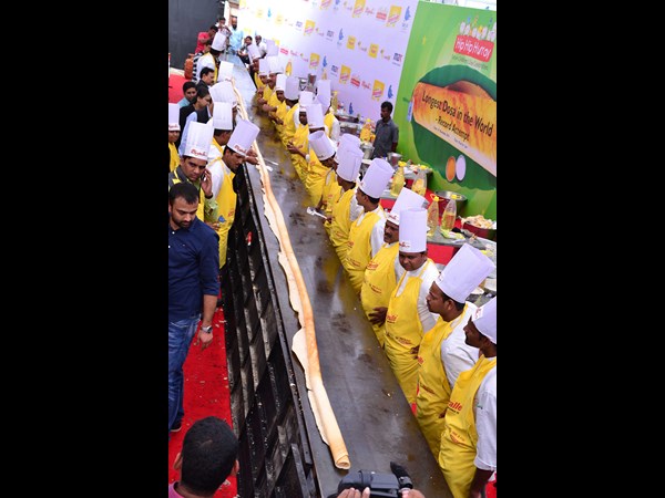 60 అడుగుల దోసె.. నటి రెజీనా సందడి 