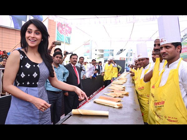 60 అడుగుల దోసె.. నటి రెజీనా సందడి 