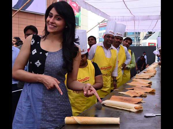 60 అడుగుల దోసె.. నటి రెజీనా సందడి 