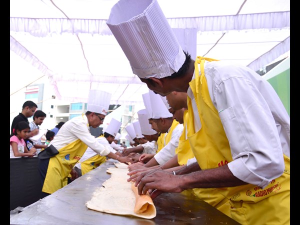 60 అడుగుల దోసె.. నటి రెజీనా సందడి 