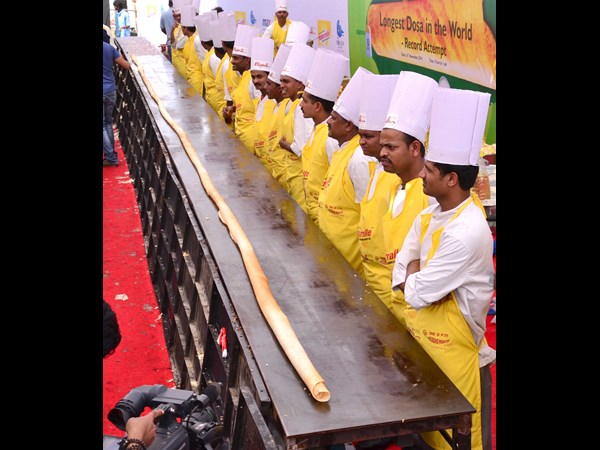 60 అడుగుల దోసె.. నటి రెజీనా సందడి 