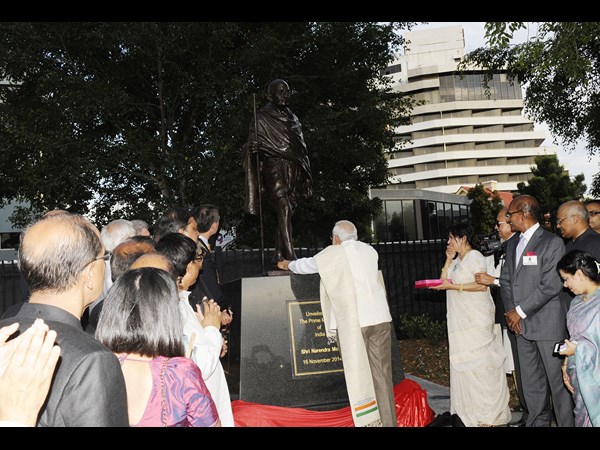మహాత్మా గాంధీ విగ్రహావిష్కరణ