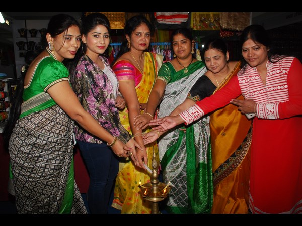 వస్త్రాభరణాల ప్రదర్శనలో నటి మధులగ్న సందడి వస్త్రాభరణాల ప్రదర్శనలో నటి మధులగ్న సందడి