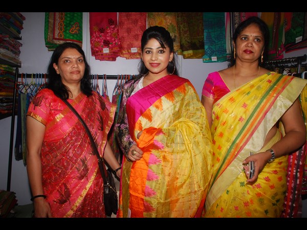 వస్త్రాభరణాల ప్రదర్శనలో నటి మధులగ్న సందడి వస్త్రాభరణాల ప్రదర్శనలో నటి మధులగ్న సందడి