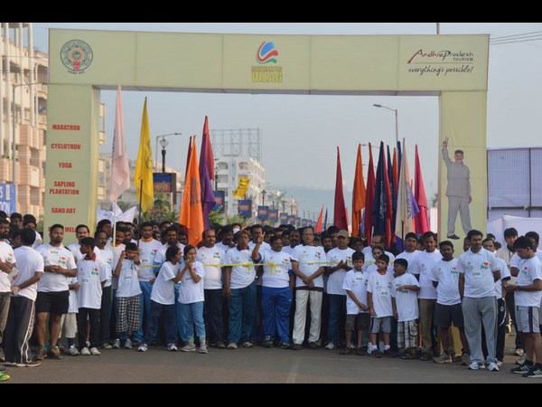 మరథాన్ పోటీలను జెండా ఊపి ప్రారంభించిన మంత్రి గంటా 