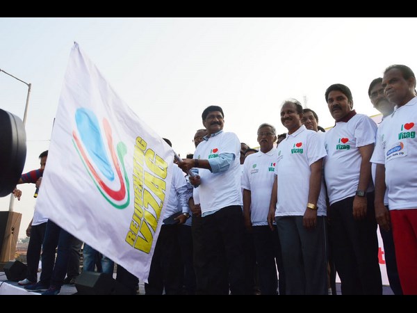 మరథాన్ పోటీలను జెండా ఊపి ప్రారంభించిన మంత్రి గంటా 