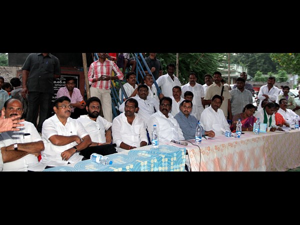 బోరుపాలెం రైతులతో.. బోరుపాలెం రైతులతో..