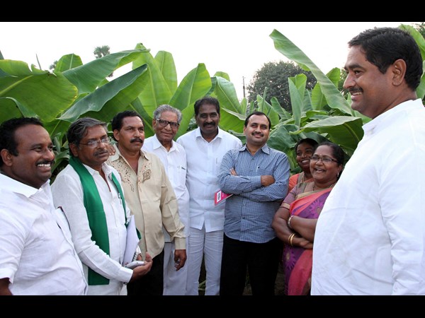 రైతులకు కమిటీ నేతలు హామీ.. రైతులకు కమిటీ నేతలు హామీ..