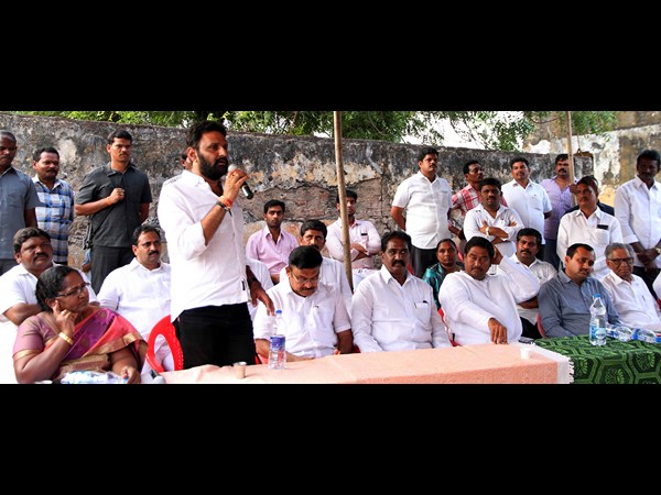 లాక్కుంటే చూస్తూ ఊరుకోం.. లాక్కుంటే చూస్తూ ఊరుకోం..