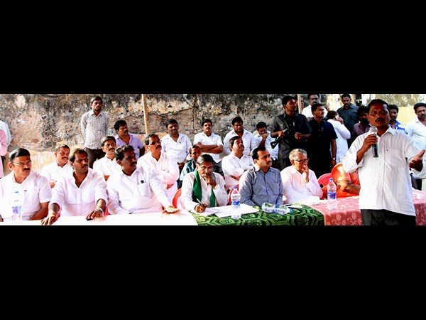 భూములు ఇచ్చేది లేదు.. భూములు ఇచ్చేది లేదు..