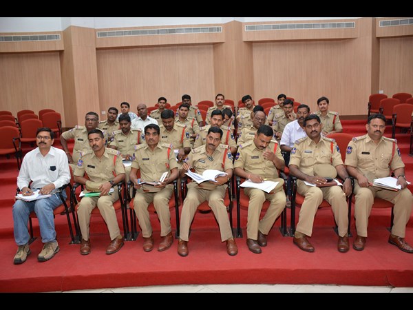 పోలీసు అధికారులకు భద్రతా కమిటీ సదస్సు పోలీసు అధికారులకు భద్రతా కమిటీ సదస్సు