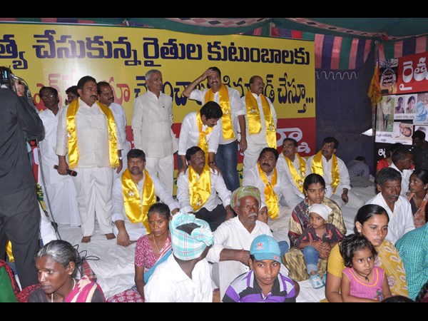 టిడిపి నేతల ధర్నా