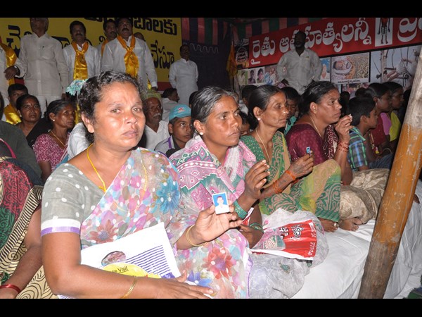 టిడిపి నేత ధర్నా