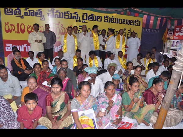 టిడిపి నేతల ధర్నా