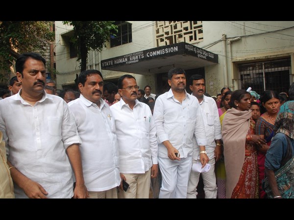 టిడిపి నేతల ధర్నా