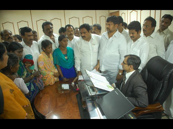 హెచ్చార్సీకి ఫిర్యాదు