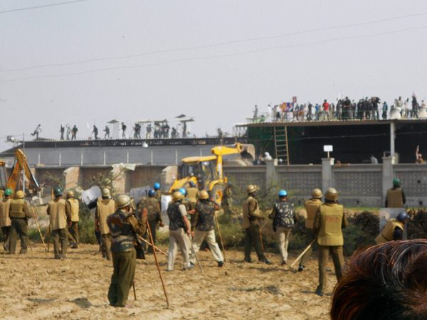  బాబా రాంపాల్ ఆశ్రమం వద్ద రెండవ రోజు 