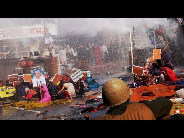  బాబా రాంపాల్ ఆశ్రమం వద్ద రెండవ రోజు 