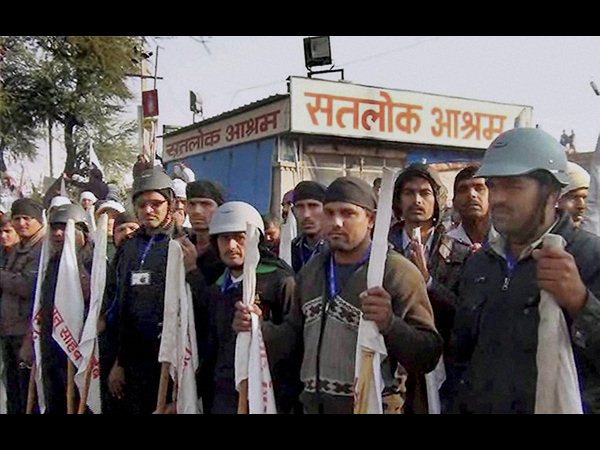  బాబా రాంపాల్ ఆశ్రమం వద్ద రెండవ రోజు 