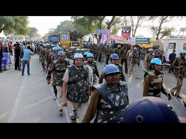  బాబా రాంపాల్ ఆశ్రమం వద్ద రెండవ రోజు 