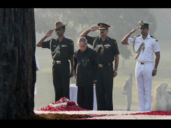  శక్తిస్థల్ వద్ద ఇందిరా గాంధీకి ప్రముఖలు నివాళి