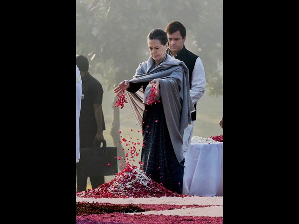  శక్తిస్థల్ వద్ద ఇందిరా గాంధీకి ప్రముఖలు నివాళి