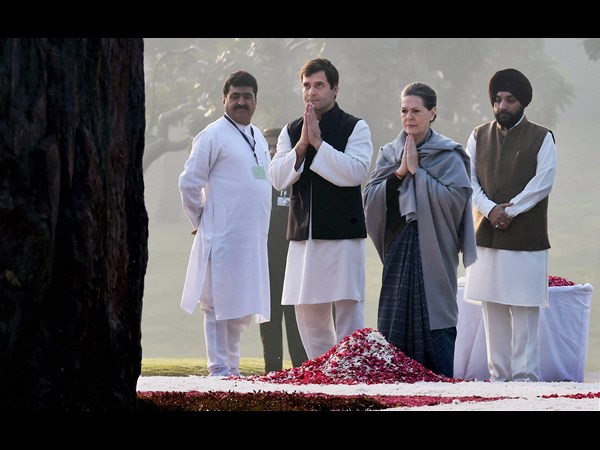  శక్తిస్థల్ వద్ద ఇందిరా గాంధీకి ప్రముఖలు నివాళి