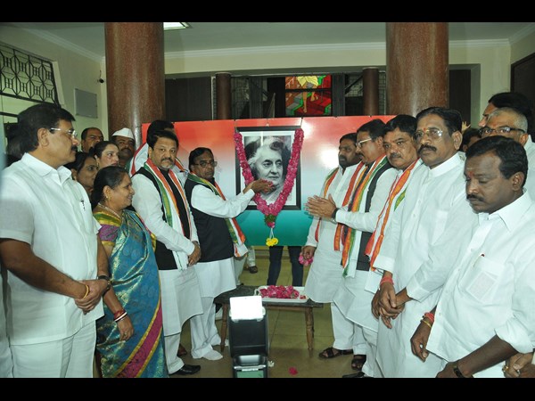 గాంధీ భవన్‌లో ఇందిరా గాంధీకి నివాళి