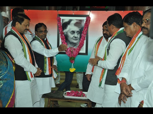 గాంధీ భవన్‌లో ఇందిరా గాంధీకి నివాళి