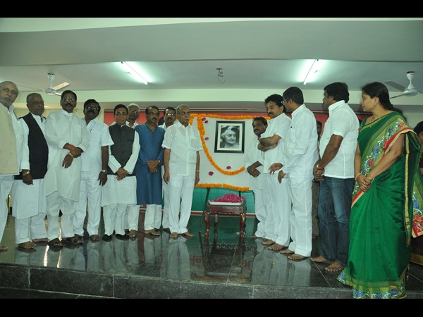 ఇందిరా భవన్‌లో ఇందిరా గాంధీకి నివాళి