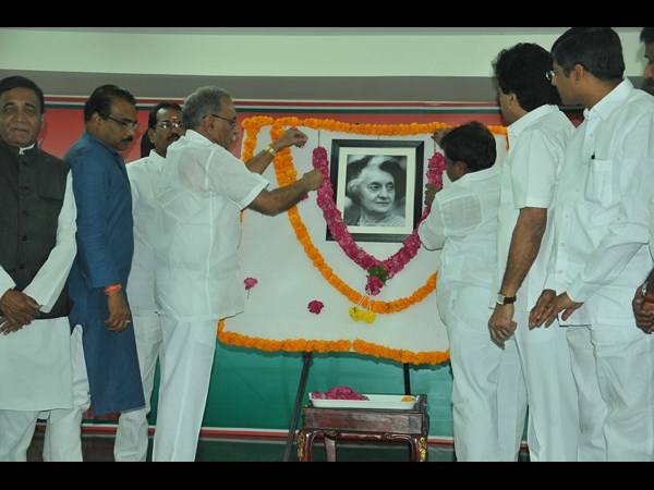 ఇందిరా భవన్‌లో ఇందిరా గాంధీకి నివాళి